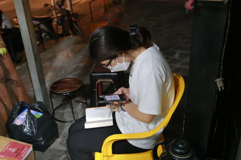 Tiệm trẻ thu hút các bạn trẻ đến đọc. Ảnh: MINH THUẬN Tiệm trẻ thu hút các bạn trẻ đến đọc. Ảnh: MINH THUẬN