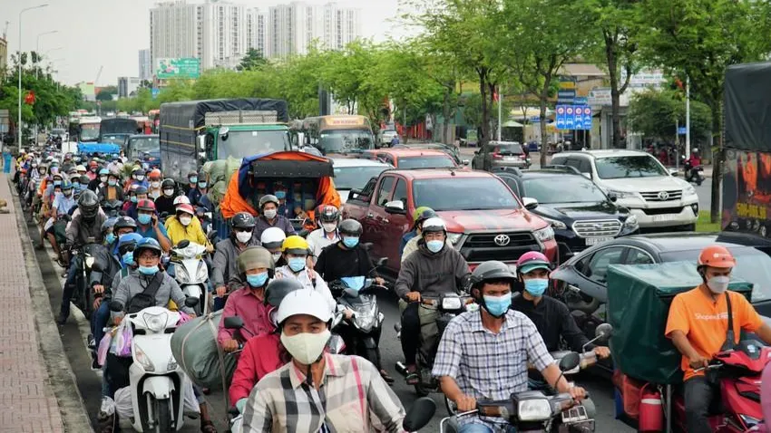 Bắt đầu từ 16 giờ, tại các tuyến đường dẫn về hướng cửa ngõ miền Tây như An Dương Vương, vòng xoay Phú Lâm bắt đầu đông nghịt xe cộ qua lại. Ảnh: BẢO PHƯƠNG