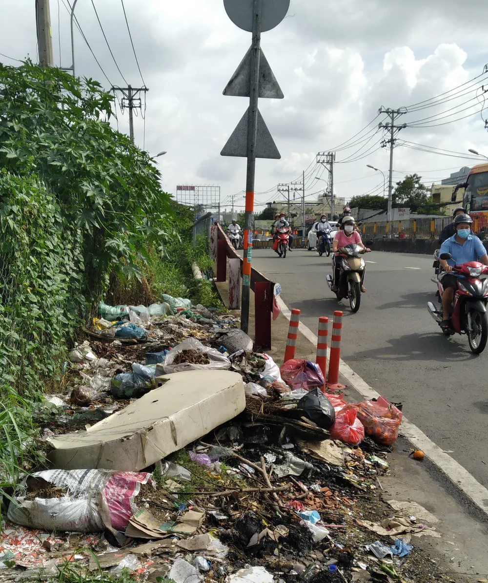 Và tại đầu cầu Đúc Nhỏ, phường Hiệp Bình Phước, TP Thủ Đức. Ảnh: THIÊN THẢO