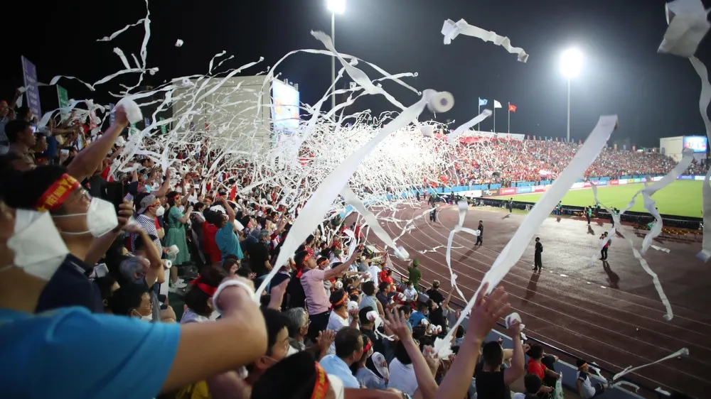 Cơn mưa giấy vệ sinh trên khán đài tạo ra nhiều ý kiến tranh cãi. Ảnh: ANH ĐỒNG