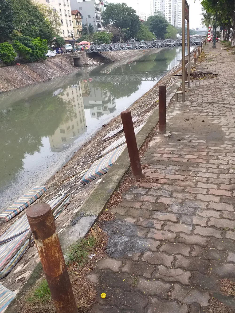 Hàng rào dây xích sắt bên vỉa hè bờ Sông Kim Ngưu bị hỏng, chỉ còn trơ các trụ sắt. Ảnh: TRỊNH VIẾT HIỆP Hàng rào dây xích sắt bên vỉa hè bờ Sông Kim Ngưu bị hỏng, chỉ còn trơ các trụ sắt. Ảnh: TRỊNH VIẾT HIỆP