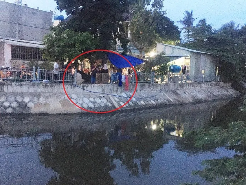 Khu vực hai anh em ruột rơi xuống kênh trên đường TX33, phường Thạnh Xuân, quận 12. Ảnh: ĐỨC THĂNG. Khu vực hai anh em ruột rơi xuống kênh trên đường TX33, phường Thạnh Xuân, quận 12. Ảnh: ĐỨC THĂNG.