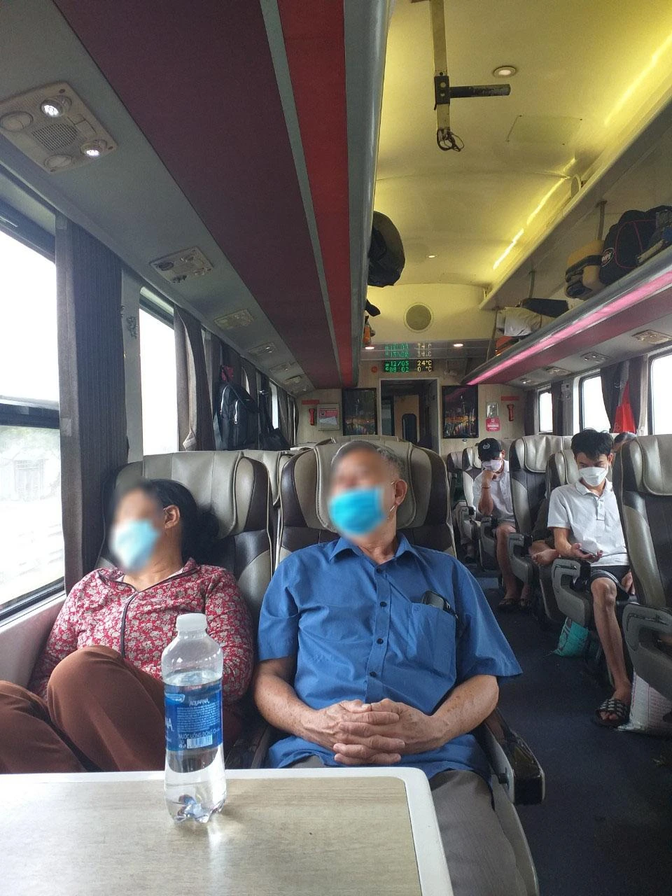 Bảng điện tử led chạy chữ được gắn ở đầu và cuối toa xe nhưng khi khách ngủ quên dễ bị bỏ lỡ ga nếu không có loa thông báo. Ảnh: ĐẶNG ĐỨC