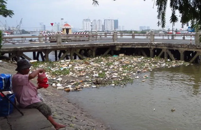 Hình ảnh rác nổi lềnh bềnh ở Công viên Bạch Đằng cách đây 6 năm. Ảnh: MINH THANH