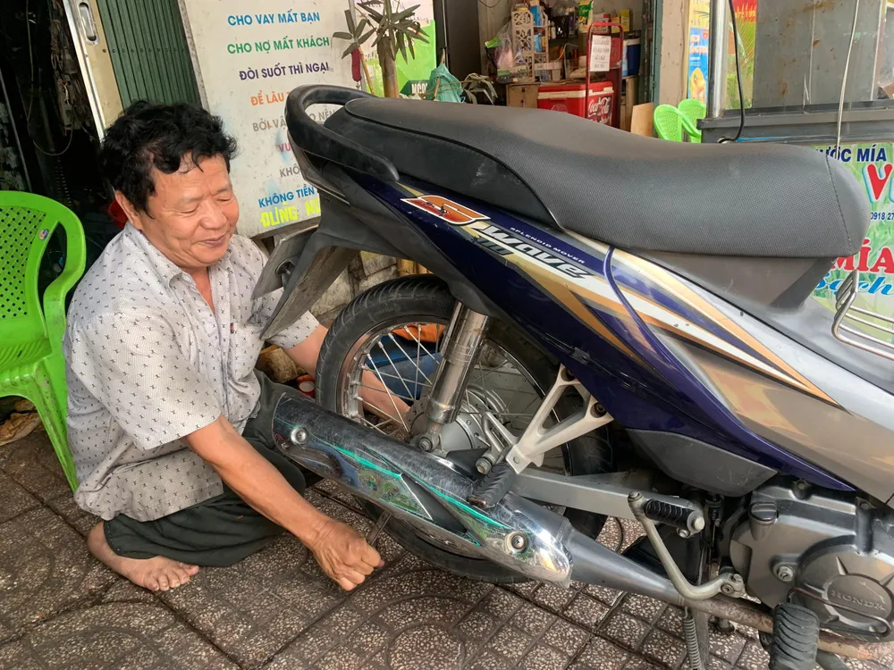 Rất nhiều người trên mạng xã hội bày tỏ sự quan tâm về hành động đẹp của ông Vinh Rất nhiều người trên mạng xã hội bày tỏ sự quan tâm về hành động đẹp của ông Vinh