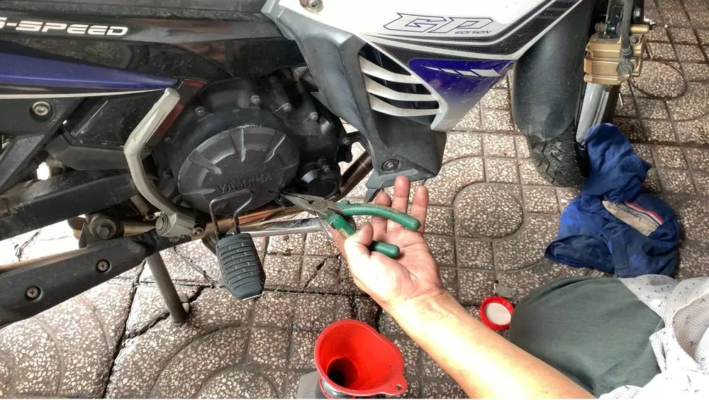 Đây là công việc chính để ông nuôi hai đứa con ăn học. Ảnh: YÊN MY Đây là công việc chính để ông nuôi hai đứa con ăn học. Ảnh: YÊN MY