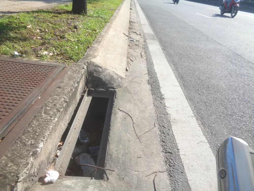 Thực tế cho thấy những người trộm nắp chắn rác bán ve chai với số tiền ít ỏi, trong khi giá trị của nắp chắn rác thì lớn