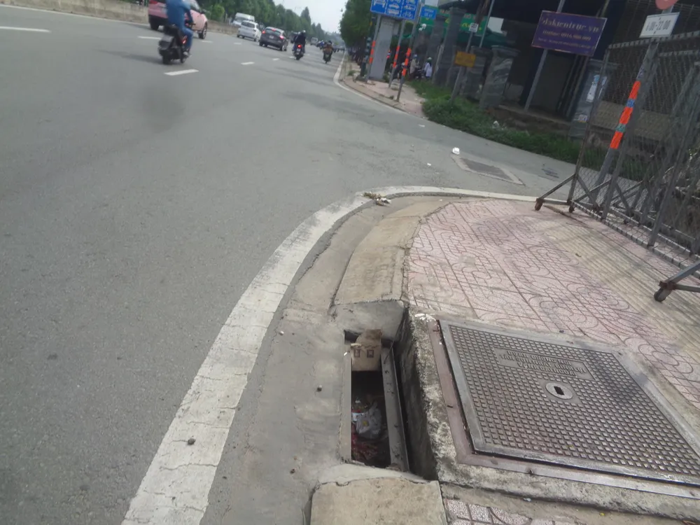 Rác đọng dưới hố sau khi bị mất nắp chắn rác, dễ gây ách tắc dòng chảy khi trời mưa