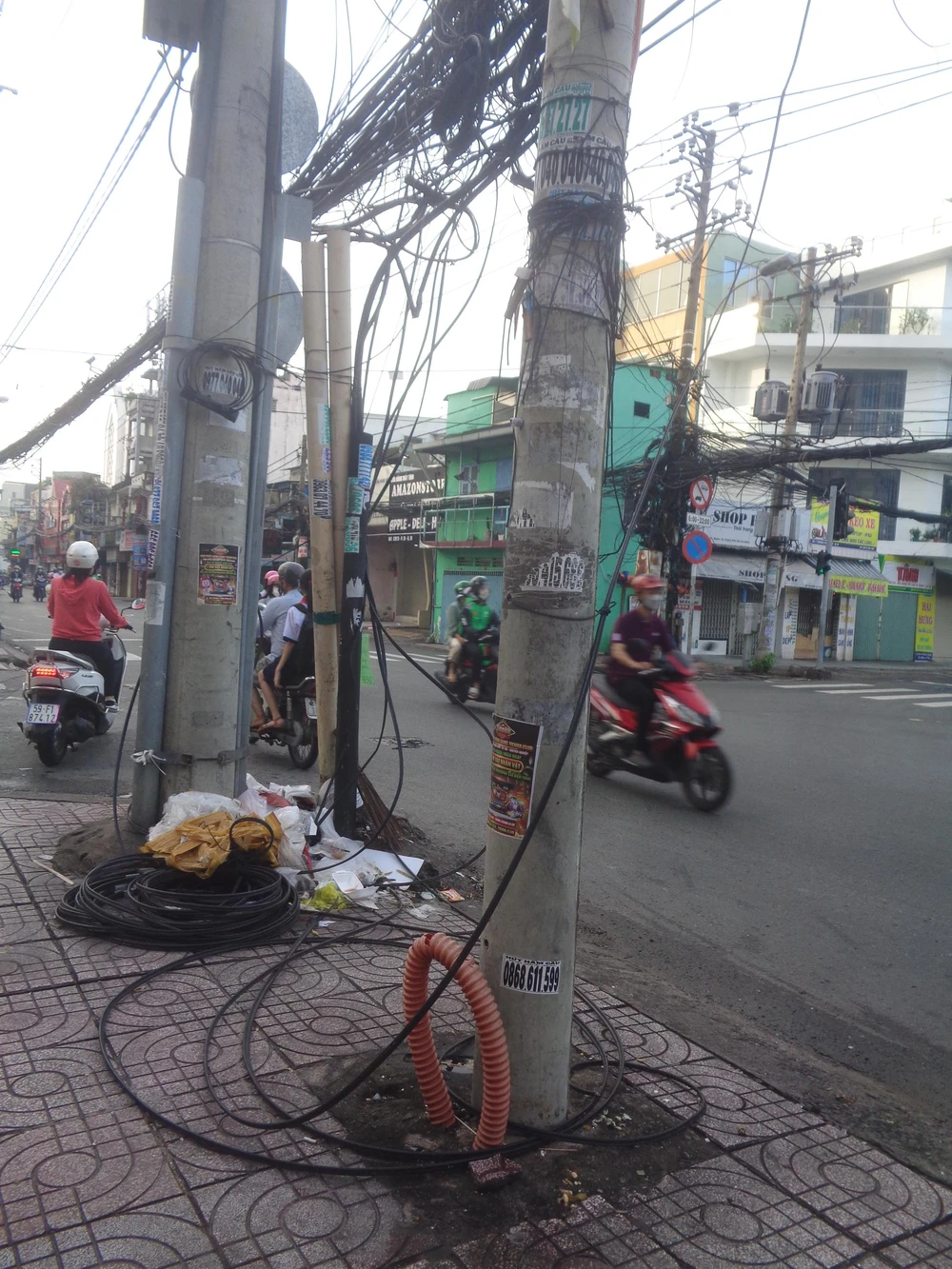 Dây cáp lòng thòng trên đường Cách Mạng Tháng Tám (quận 10, TP.HCM) cách đây vài ngày.