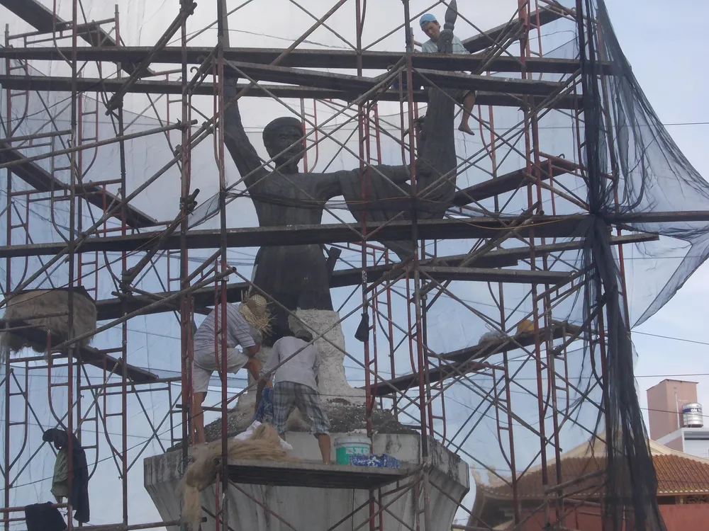 ...và được bảo quản để đưa về công viên Phú Lâm. Ảnh: LƯU ĐỨC ...và được bảo quản để đưa về công viên Phú Lâm. Ảnh: LƯU ĐỨC