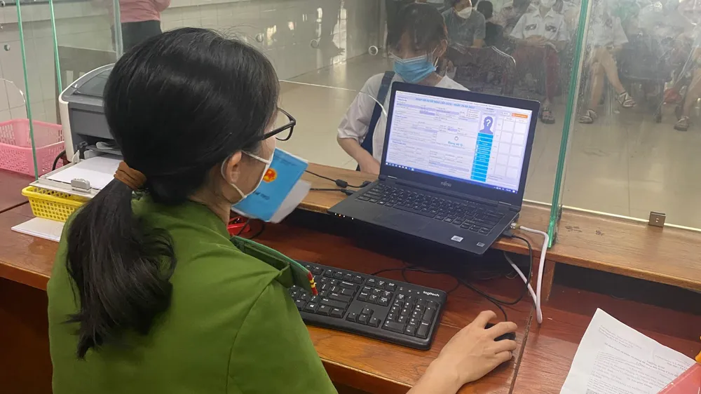 Công an quận Gò Vấp, TP.HCM đang thu nhận thông tin làm CCCD cho học sinh trên địa bàn. Ảnh: HỮU ĐĂNG