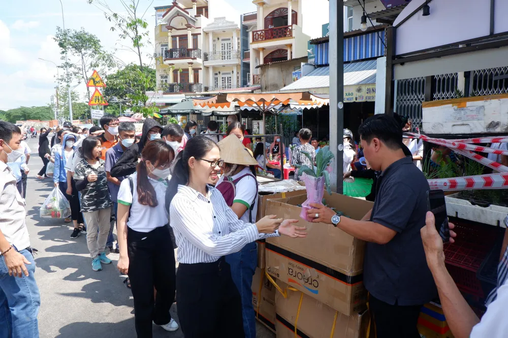 Phiên chợ cây xanh 0 đồng thu hút nhiều người vào dịp cuối tuần