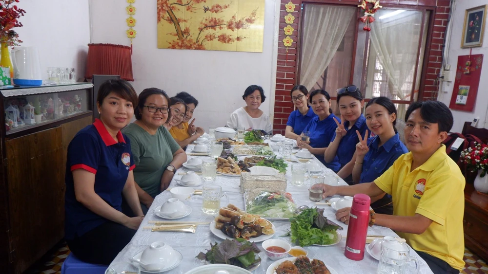 Bữa cơm thân mật của 2 sinh viên Lào Jounita và Metmany tại nhà bà Cẩm ( phường Phạm Ngũ Lão, quận 1)