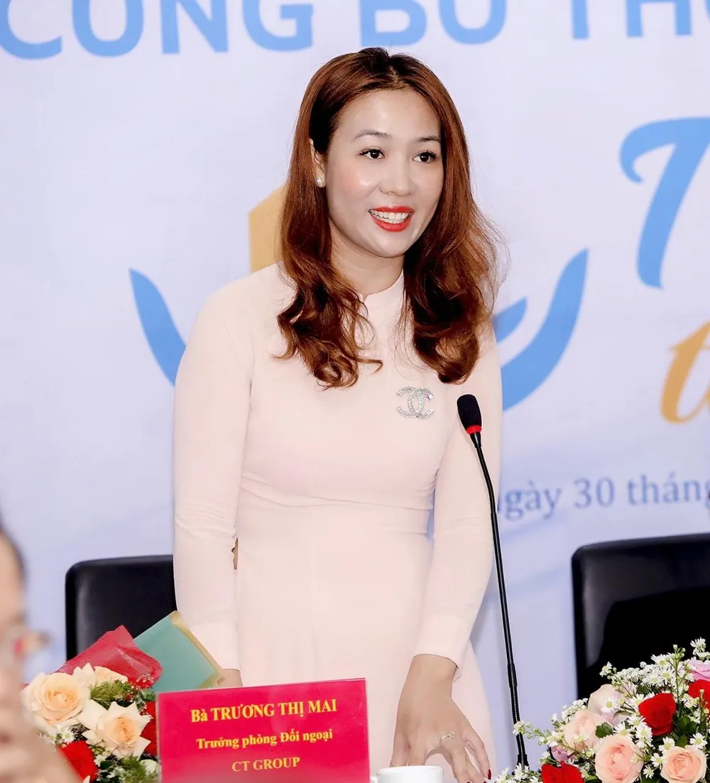 Đại diện nhà tài trợ cuộc thi trả lời giải đáp những câu hỏi của bạn đọc, các báo đài. Ảnh: NGUYỆT NHI