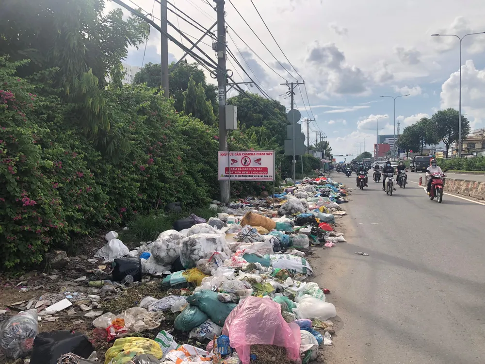 Bãi rác hôi thối đã tồn tại nhiều ngày trên quốc lộ 22, xã Xuân Thới Đông, huyện Hóc Môn