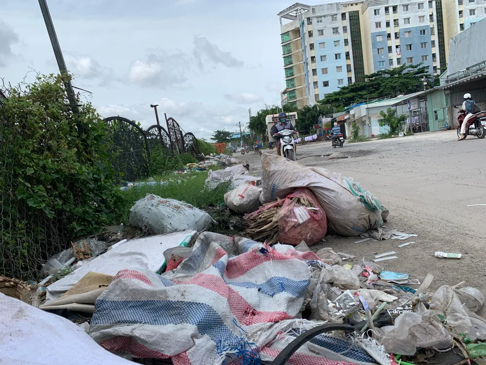 Bãi rác trên đường Lê Trọng Tấn, phường Bình Hưng Hòa, quận Bình Tân