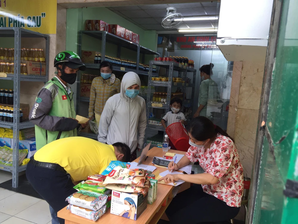 Nhiều người dân đứng xếp hàng chờ thanh toán các mặt hàng “0 đồng”