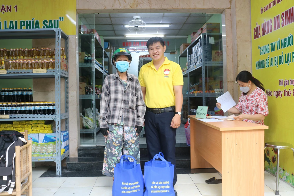 Bà N.T.G, 71 tuổi vui mừng khi nhận được 2 giỏ quà lớn.