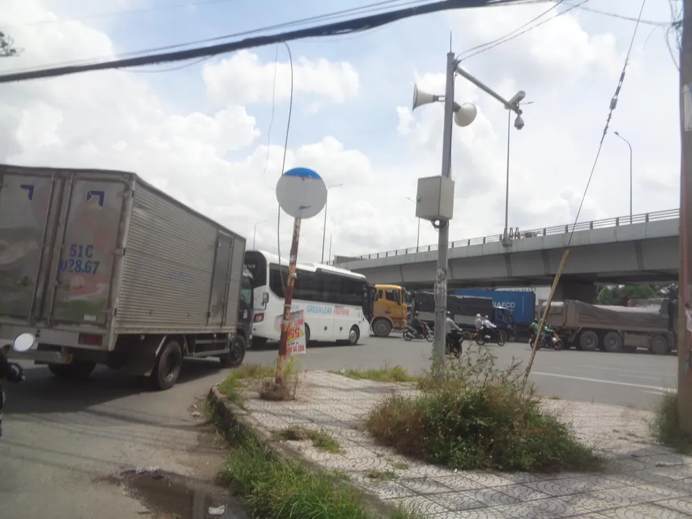 Biển báo bị bong tróc không còn thấy gì