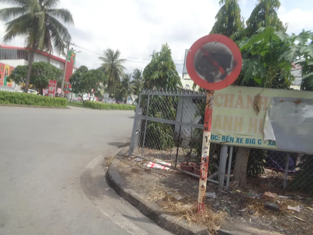 Biển báo bị ai đó bôi đen