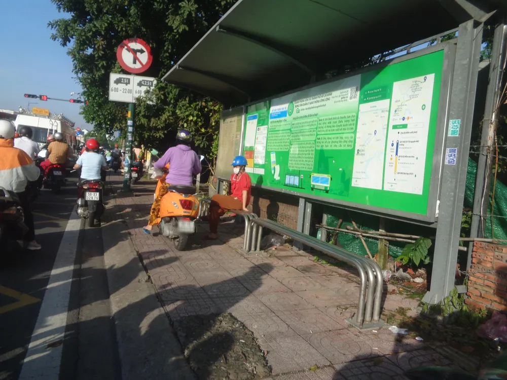 Ngồi ghế chờ xe buýt cũng sợ bị xe máy leo lên lề va quẹt