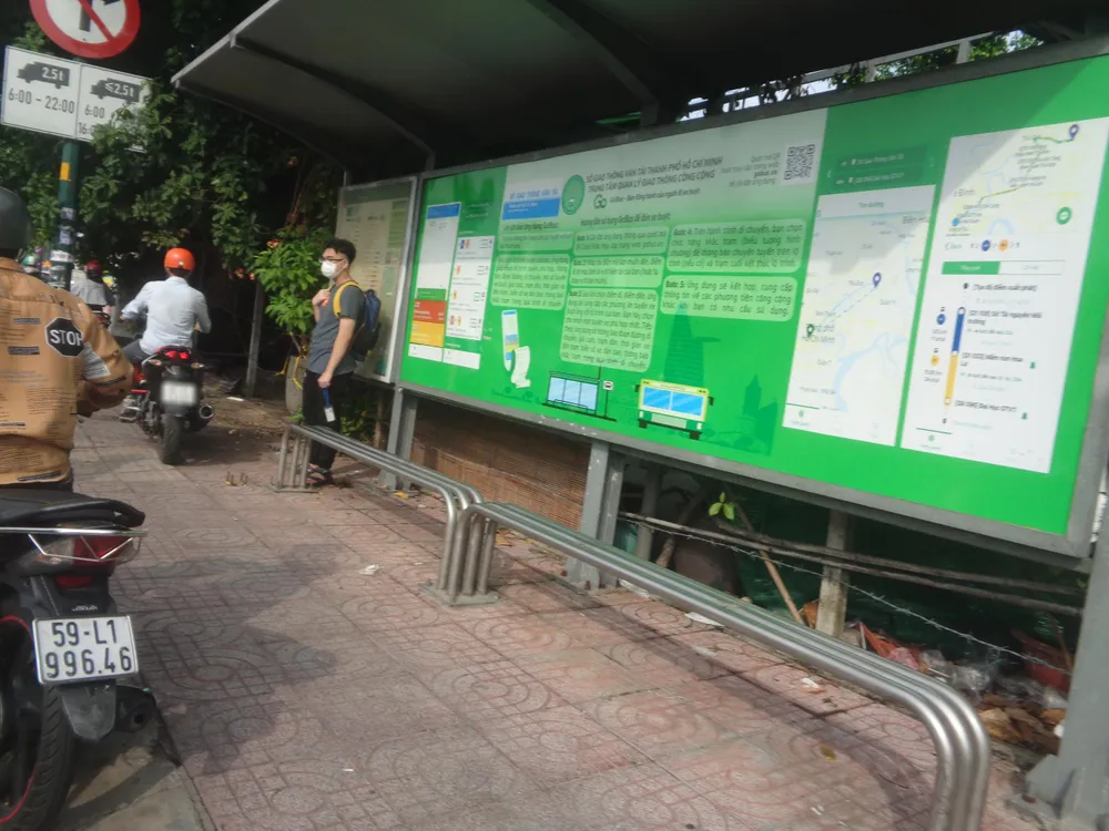 Có người đành đứng nép vào trong cho an toàn