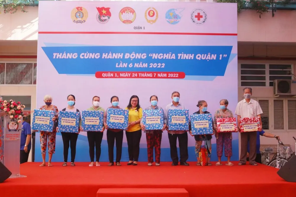Bà Phạm Thị Ngọc Minh, Phó Chủ tịch Ủy ban MTTQ Việt Nam quận 1 trao quà cho hộ dân thuộc diện khó khăn, nghèo, cận nghèo. Ảnh: NGỌC TRĂM