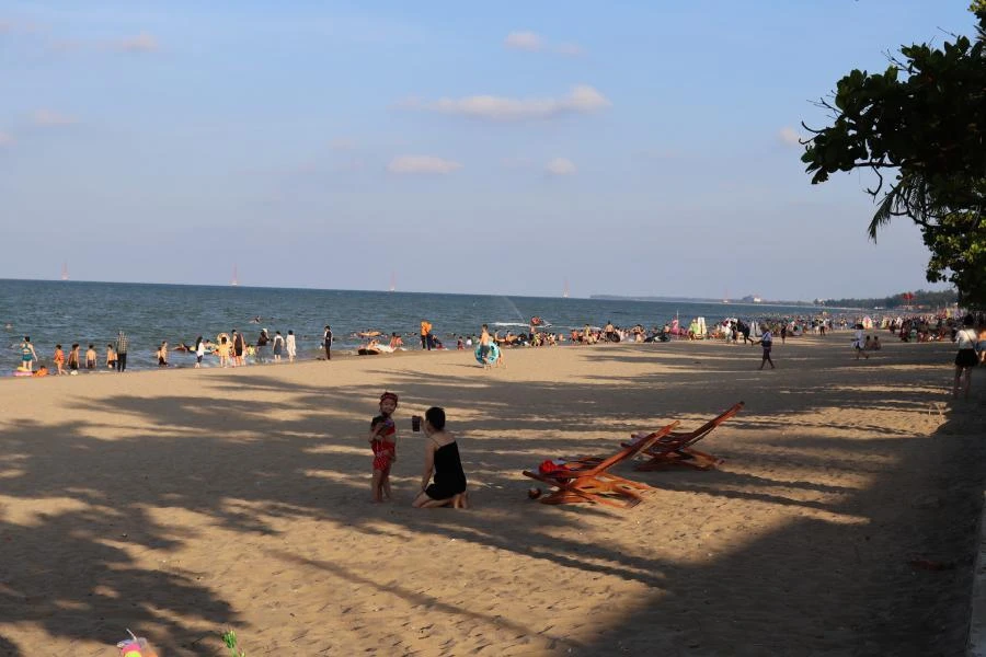 Bãi tắm biển Cửa Lò. Ảnh: ĐẮC LAM