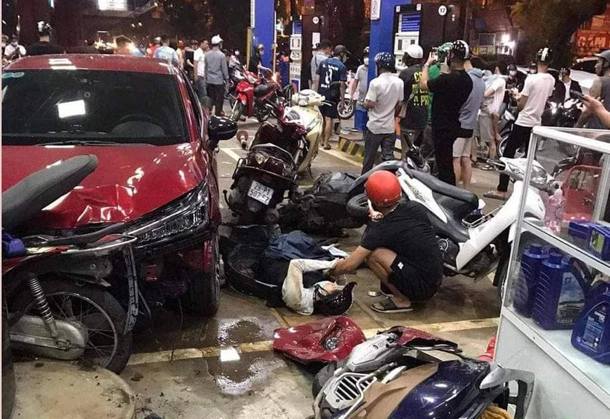 Hiện trường vụ tai nạn do tài xế ô tô say rượu, tông thẳng vào cây xăng trên đường Láng (Hà Nội) tối 12-8. Ảnh: PH