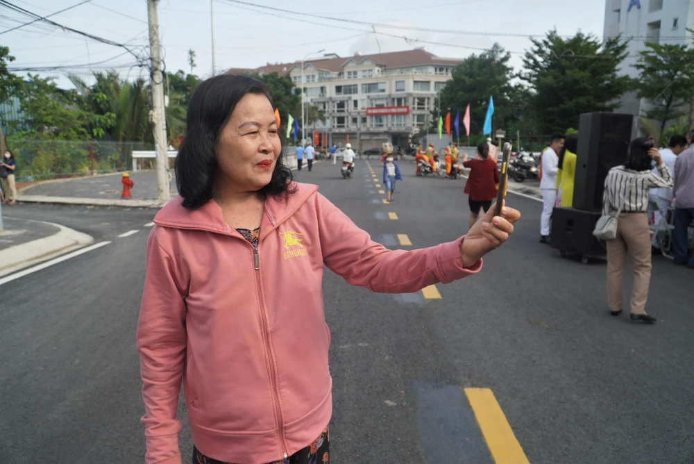 Bà Đinh Thị Hồng Vân (là hộ dân đầu tiên hiến đất tại đường D6, quận 7, TP.HCM) phấn khởi sau khi tuyến hẻm, đường được mở rộng. Ảnh: HUỲNH THƠ
