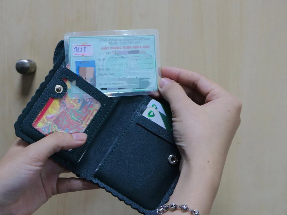 Công dân phải mang theo CMND/CCCD khi đi lại, giao dịch; đồng thời có nghĩa vụ xuất trình khi người có thẩm quyền yêu cầu kiểm tra. Ảnh: HUỲNH THƠ Công dân phải mang theo CMND/CCCD khi đi lại, giao dịch; đồng thời có nghĩa vụ xuất trình khi người có thẩm quyền yêu cầu kiểm tra. Ảnh: HUỲNH THƠ