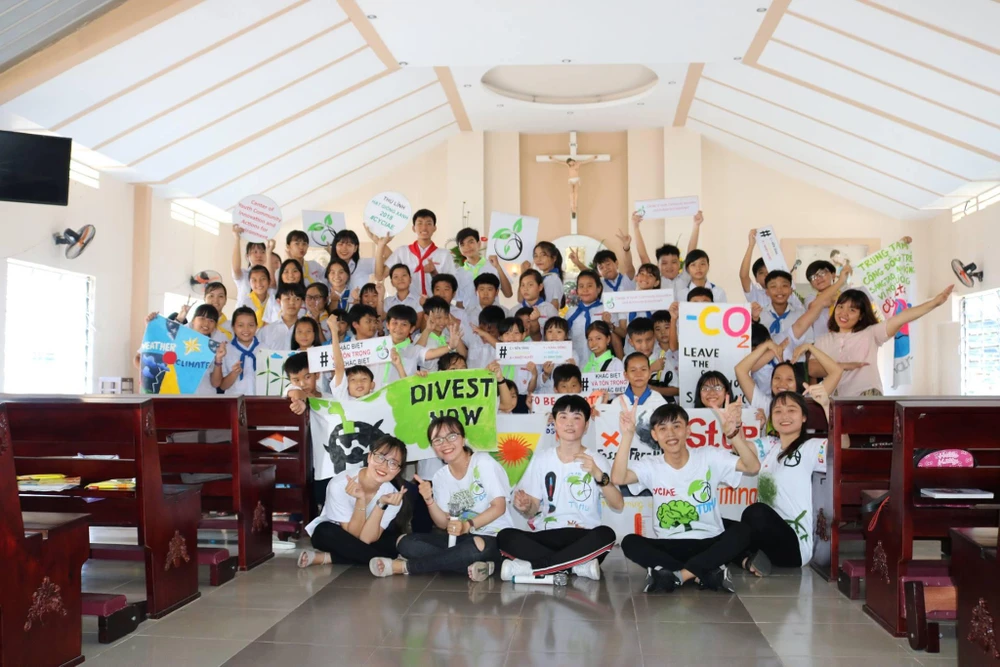 Dự án Thùng rác phân loại chất thải rắn do Tuyền (góc phải ngoài cùng) và nhóm Thủ lĩnh Hạt giống xanh 2018 thực hiện tại Bình Dương.