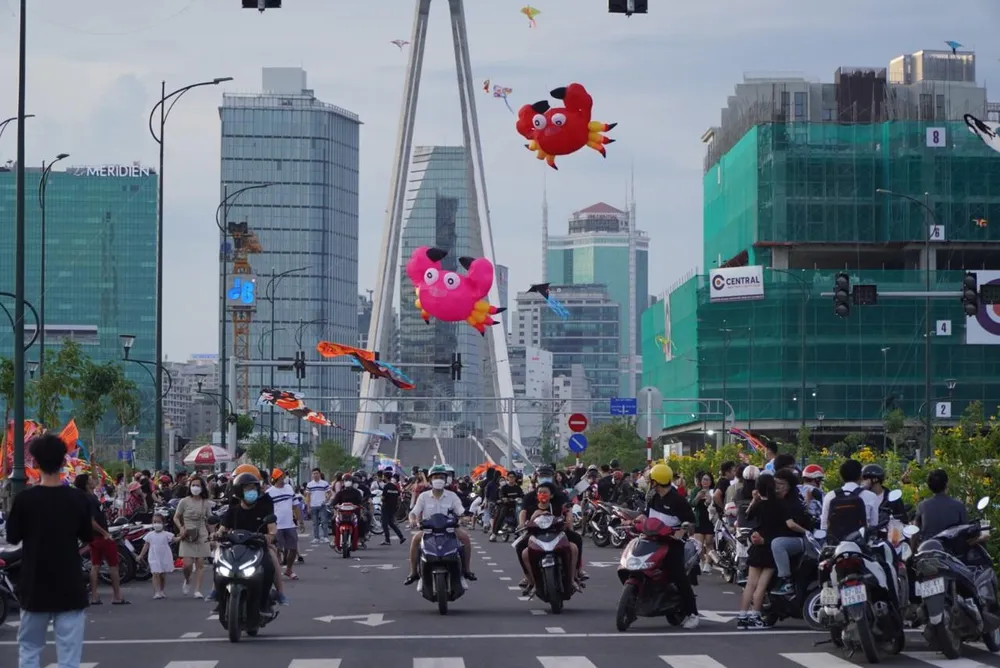 Người dân tập trung thả diều ở khu đô thị mới Thủ Thiêm. Ảnh: HUỲNH THƠ Người dân tập trung thả diều ở khu đô thị mới Thủ Thiêm. Ảnh: HUỲNH THƠ