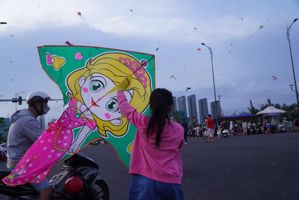 Thả diều là một thú vui thư giãn lành mạnh. Tuy nhiên, người chơi cần tìm đến không gian rộng rãi, không vướng dây điện, không tiềm ẩn những rủi ro nguy hiểm như vướng dây diều vào người đi đường...Ảnh: HUỲNH THƠ Thả diều là một thú vui thư giãn lành mạnh. Tuy nhiên, người chơi cần tìm đến không gian rộng rãi, không vướng dây điện, không tiềm ẩn những rủi ro nguy hiểm như vướng dây diều vào người đi đường...Ảnh: HUỲNH THƠ