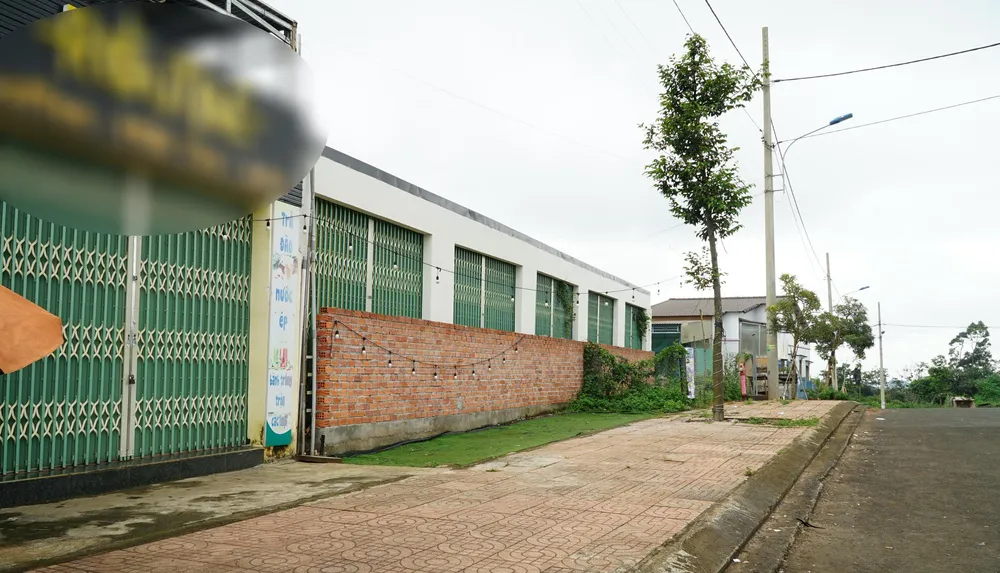 Phần đất và các ki-ôt của gia đình bà Lê Thị Lệ Hoa bị rào lại. Ảnh: VŨ LONG