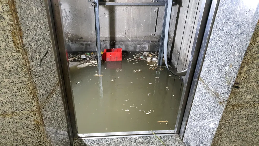 Nước thấm vào hầm thang máy. Ảnh: HH Nước thấm vào hầm thang máy. Ảnh: HH