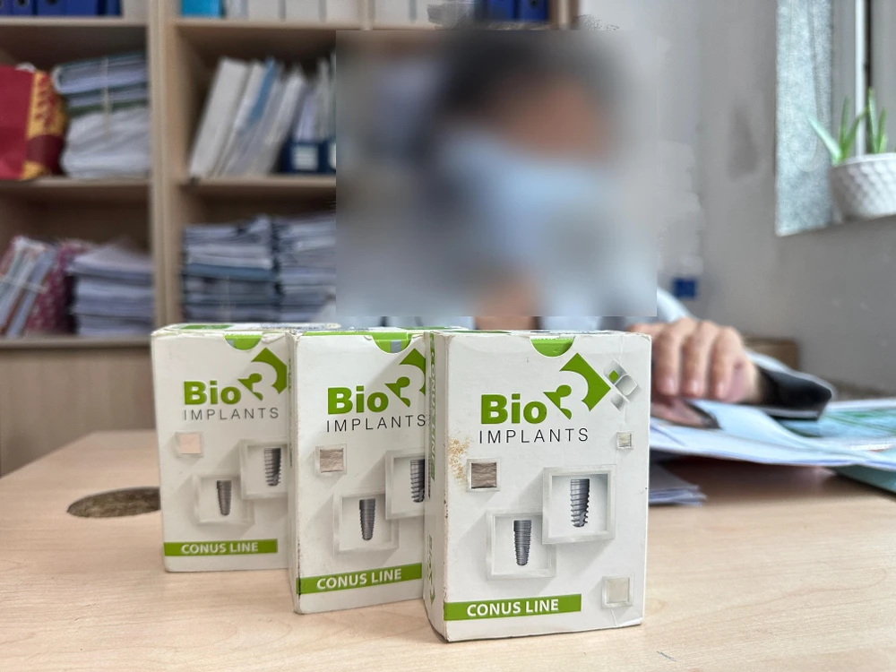 3 vỏ hộp implant mà nha khoa đã cung cấp cho bà P. Ảnh: HUỲNH THƠ