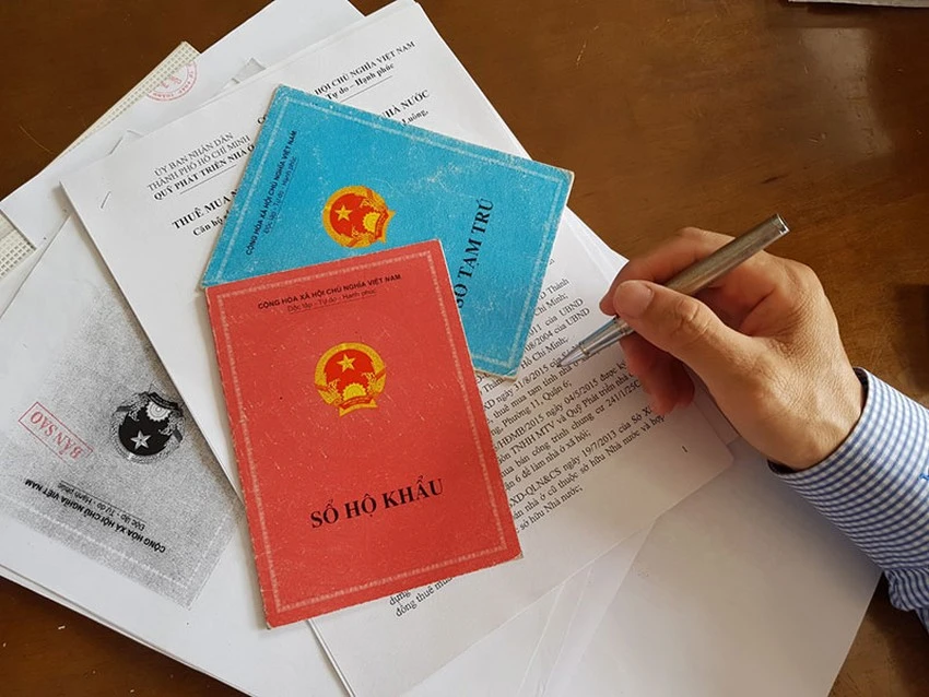 Khi bỏ sổ hộ khẩu giấy, người dân vẫn cần phải khai báo thông tin cư trú của mình và người thân cho cơ quan chức năng quản lý như trước đây. Ảnh: T.MẬN