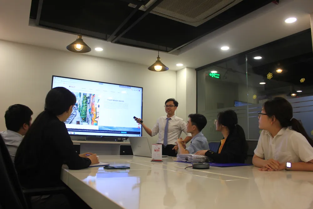 Tác giả (người đứng) cho biết: &quot;Từ khi biết yêu ngôi nhà chung này, tôi đã nỗ lực học tập, đóng góp cho TP và tích lũy cho bản thân để xứng đáng có được một tổ ấm của riêng mình&quot;.