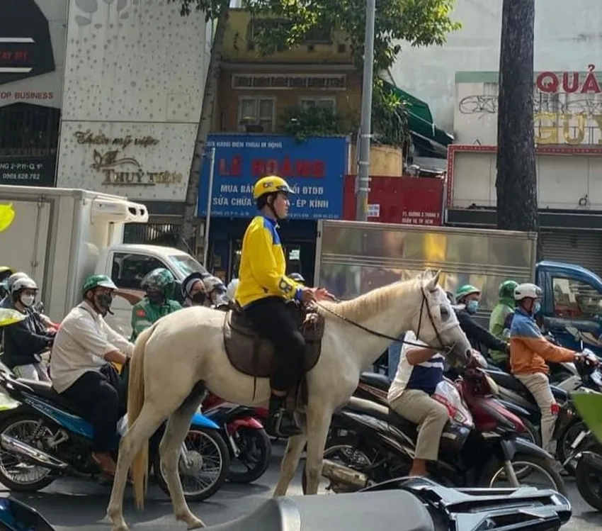 Hình ảnh người đàn ông cưỡi ngựa trên đường phố TP.HCM. Ảnh: Mạng xã hội Facebook. Hình ảnh người đàn ông cưỡi ngựa trên đường phố TP.HCM. Ảnh: Mạng xã hội Facebook.