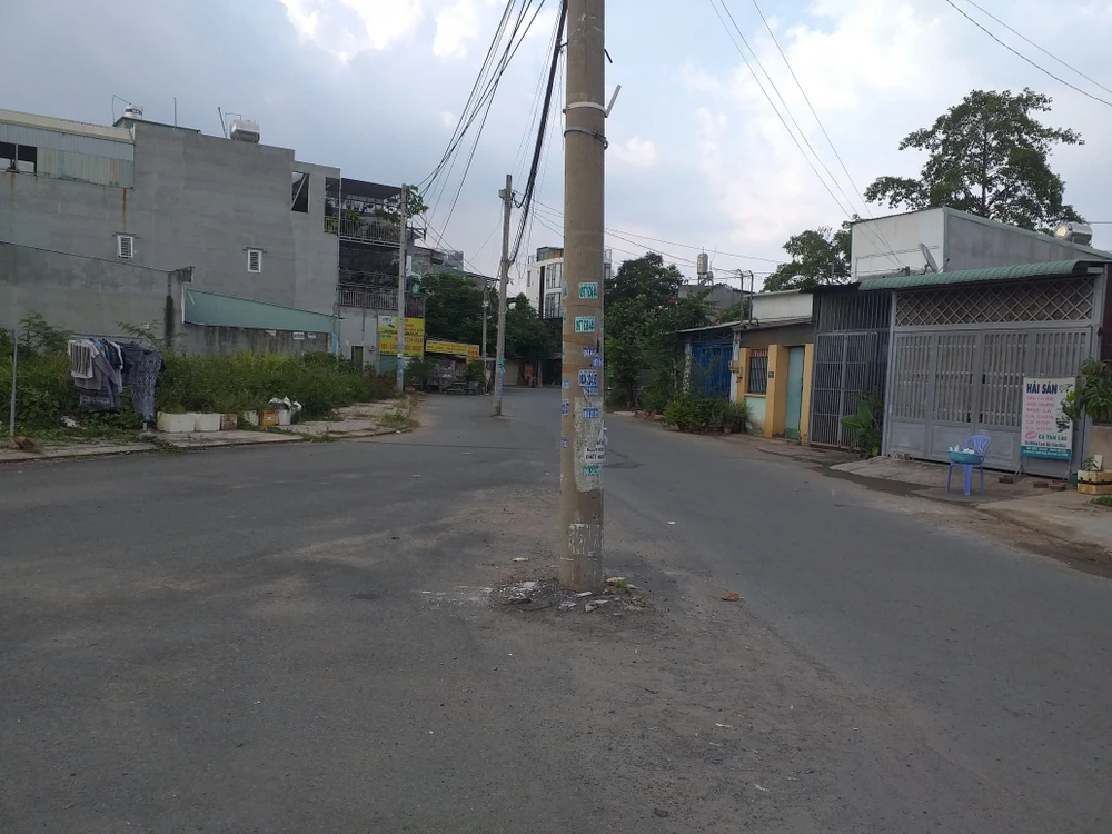 Hình ảnh 2 cây trụ điện đứng giữa đường