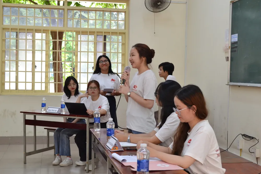 Tác giả (đứng) đang hoạt động tại Câu lạc bộ Truyền thông Nhân học, Trường ĐH KHXH&amp;NV TP.HCM. Ảnh: NVCC