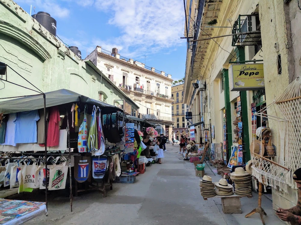 Một nước nghèo nhưng giàu có di sản văn hoá thế giới như Cuba với phố cổ La Habana cũng không có cái gọi là phí tham quan. Ảnh: TÚ NGUYỄN