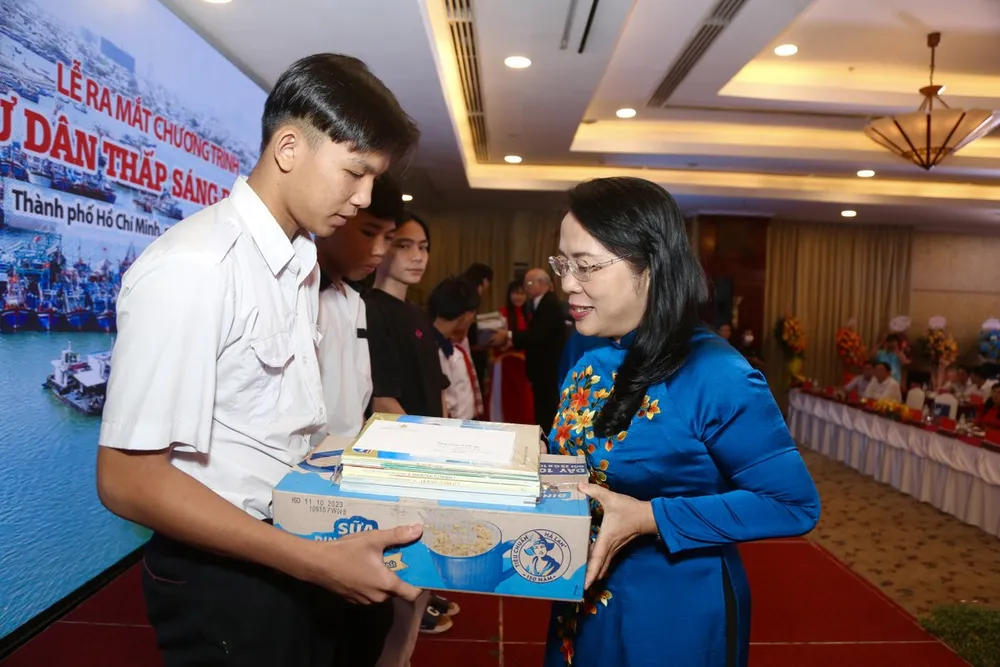 Bà Trần Kim Yến trao quà, học bổng cho các em học sinh ở các gia đình bà con ngư dân gặp khó khăn. Ảnh: HOÀNG GIANG