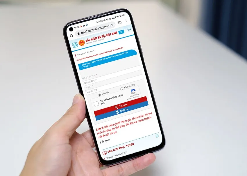 Cơ quan Bảo hiểm xã hội khuyến khích người nhận các chế độ BHXH, trợ cấp thất nghiệp qua phương tiện thanh toán không dùng tiền mặt. Ảnh: MINH HOÀNG
