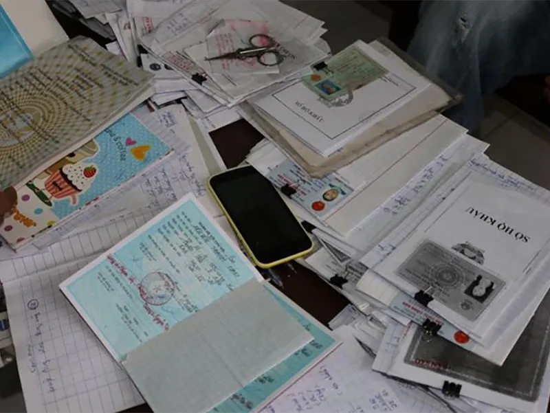 Tang vật, giấy tờ của một nhóm tín dụng đen bị công an thu giữ trong một vụ đợt triệt phá. Ảnh: NT