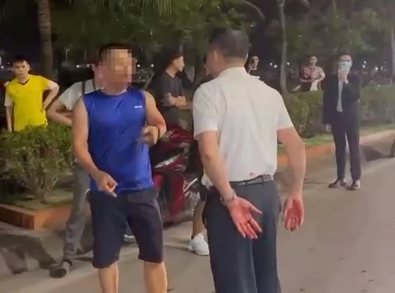 Trưởng Công an phường Bãi Cháy, TP Hạ Long, Quảng Ninh (quần dài, áo trắng) có lời nói, hành vi khó coi đêm 17-5. Ảnh được cắt từ clip này. Trưởng Công an phường Bãi Cháy, TP Hạ Long, Quảng Ninh (quần dài, áo trắng) có lời nói, hành vi khó coi đêm 17-5. Ảnh được cắt từ clip này.