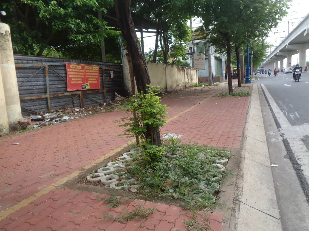 ...Và hình ảnh đường song hành sau khi báo phản ánh