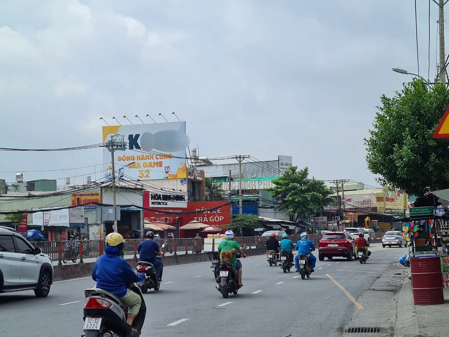 Bảng quảng cáo trang web cá cược đã được chúng tôi che tên (chụp trước ngày 5-6). Ảnh: QUỲNH MAI