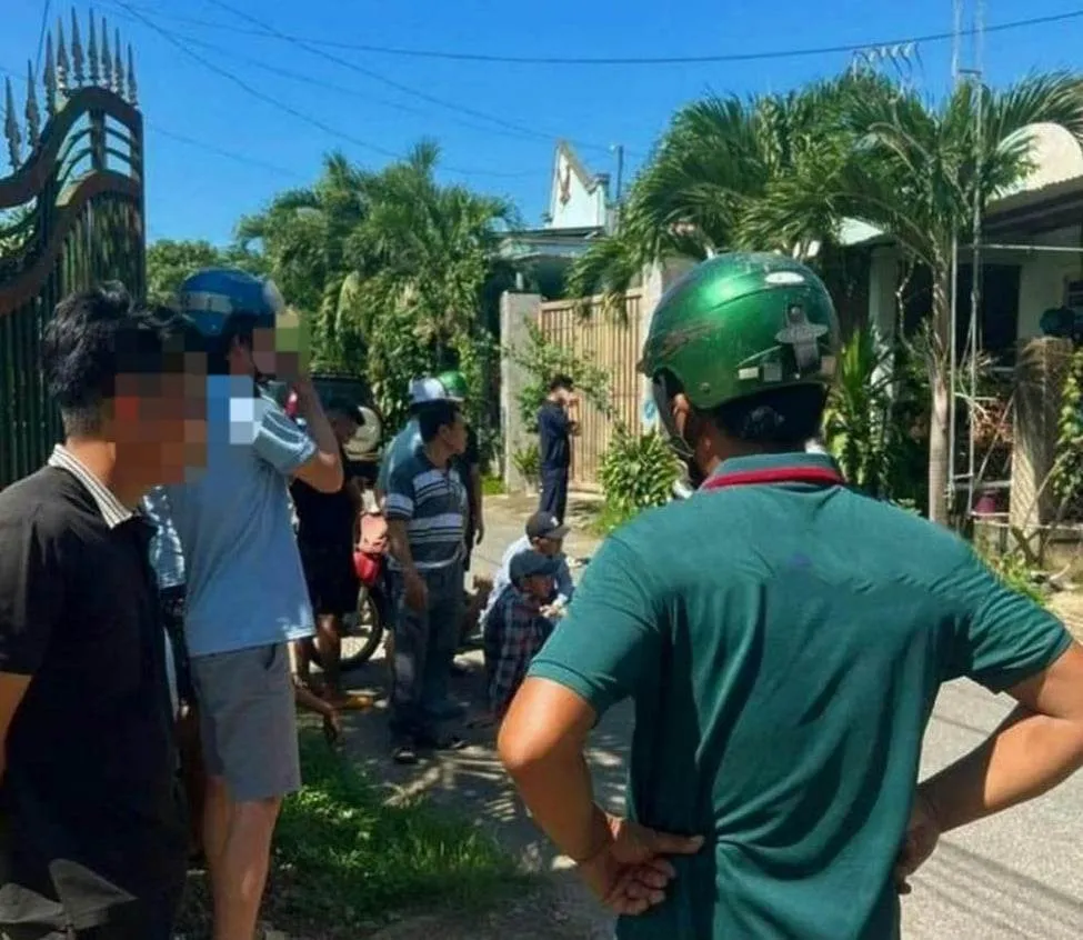 Người dân trong khu vực bàng hoàng trước án mạng đau lòng. Ảnh: VŨ HỘI Người dân trong khu vực bàng hoàng trước án mạng đau lòng. Ảnh: VŨ HỘI